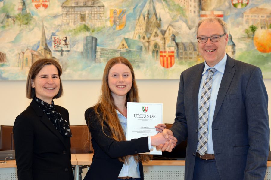 Ausgezeichnet als eine der besten Absolventen ihres Jahrganges – Kreisinspektorin Linda Rengel (Mitte) nimmt die Glückwünsche von Dr. Ulrich Conradi und Petra Drees (Leiterin des Kreispersonalamtes) entgegen © Kreis Paderborn, Amt für Presse- und Öffentlichkeitsarbeit, Meike Delang